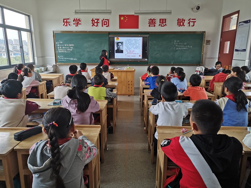 化材学院举行“建国70周年，我与祖国共成长”爱国宣讲活动.png