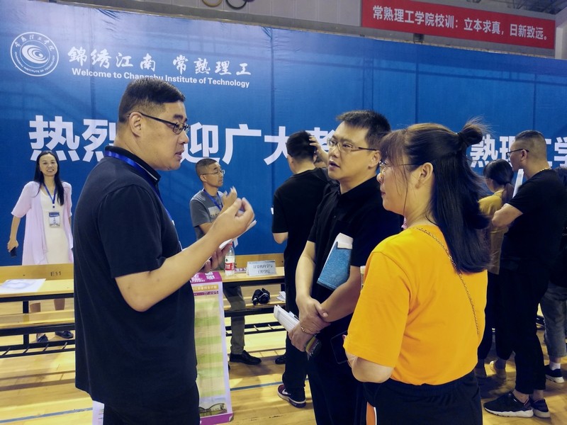 我校体育馆内4.jpg