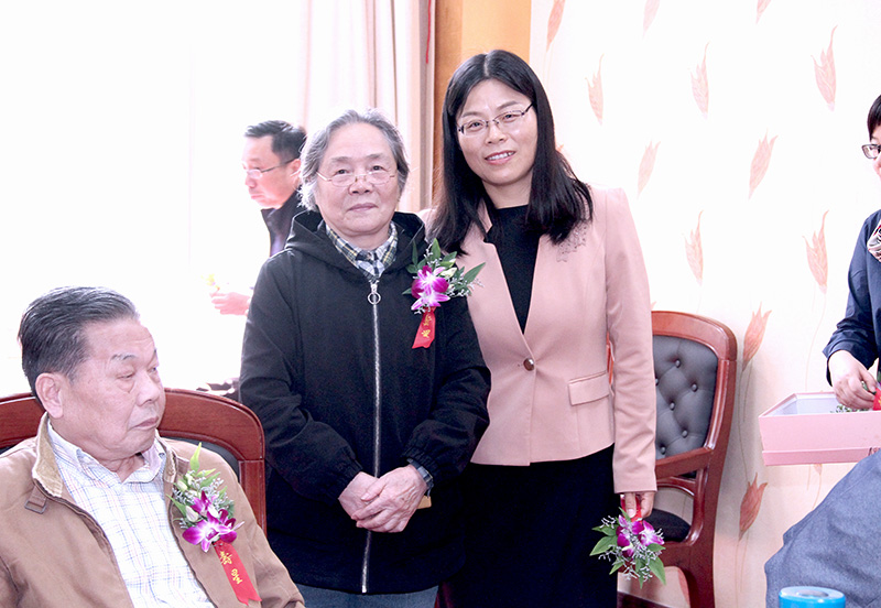 202010231603443450283301.jpg 离退休工作领导小组成员为80高龄寿星佩戴胸花3.jpg