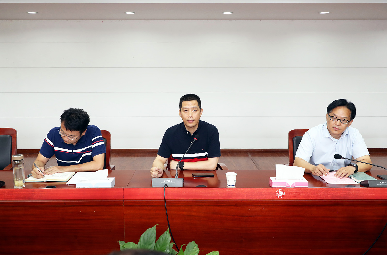 与会领导.JPG