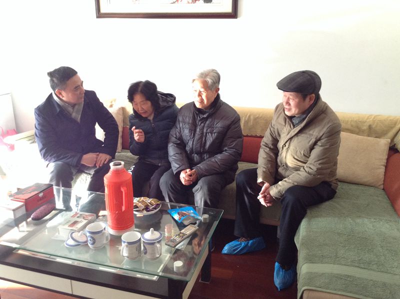 201801301517305456400436.jpg 3慰问江苏省劳模杨坤元(右二)_副本.jpg