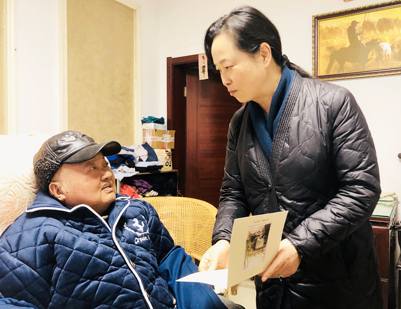 202201141642133871510190.jpg 钱校长慰问卢鹤文老师.jpg