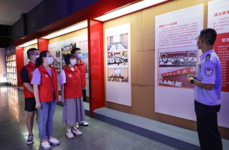 202207281658995458562831.jpg 计算机科学与工程学院学子在常熟禁毒教育馆了解近几年禁毒工作的成效.jpg