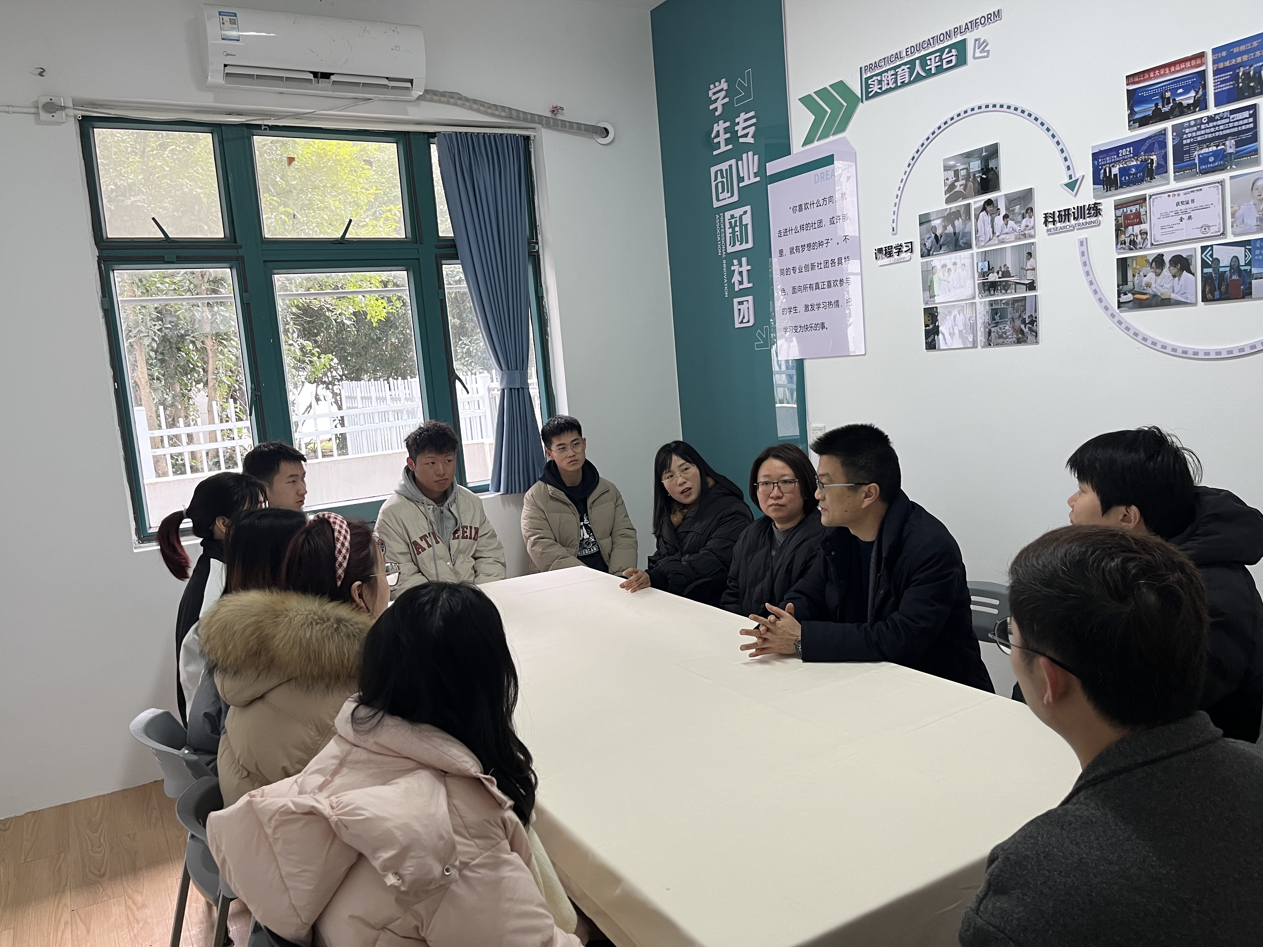 202402261708931522673317.jpg 一站式学生社区“师生面对面 共话新学期”.jpg