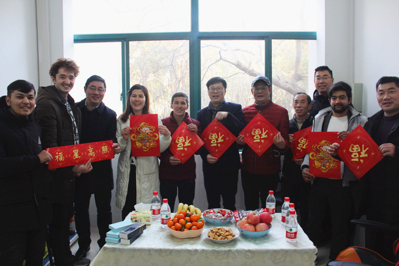 202101181610937150610178.jpg 副校长李俊峰一行看望寒假留校的留学生.jpg