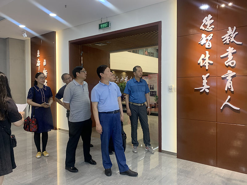 参观校史馆.jpg