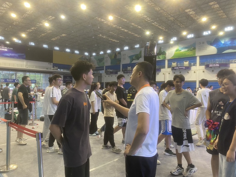 202308281693217275563794.jpg 火线速递获冠军(吴家豪、刘宇宸、孙叶飞团队)被媒体采访.jpg