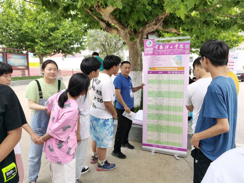 6月25日 江苏省连云港灌云县第一中学（计算机科学与工程学院提供）.jpg