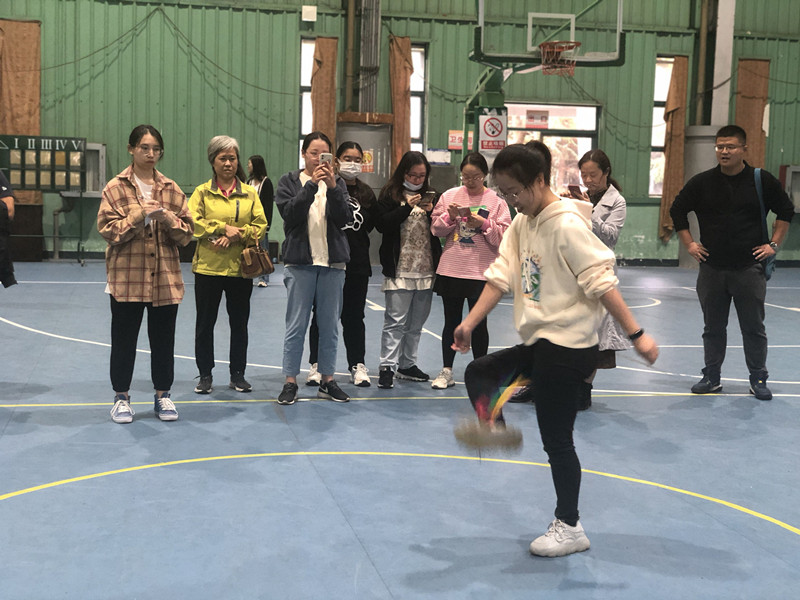 202111041636011608163980.jpg 踢毽子3_副本.jpg