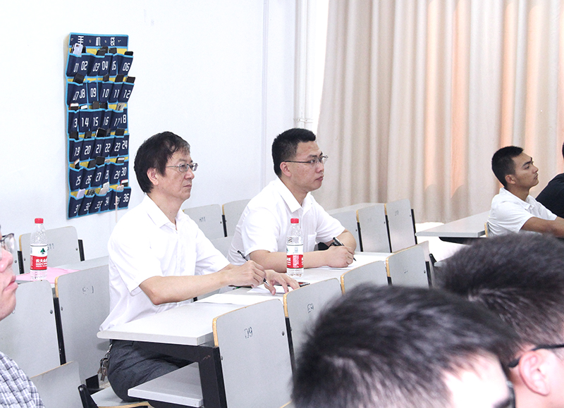 副校长姜建明和教务处副处长现场听课.jpg