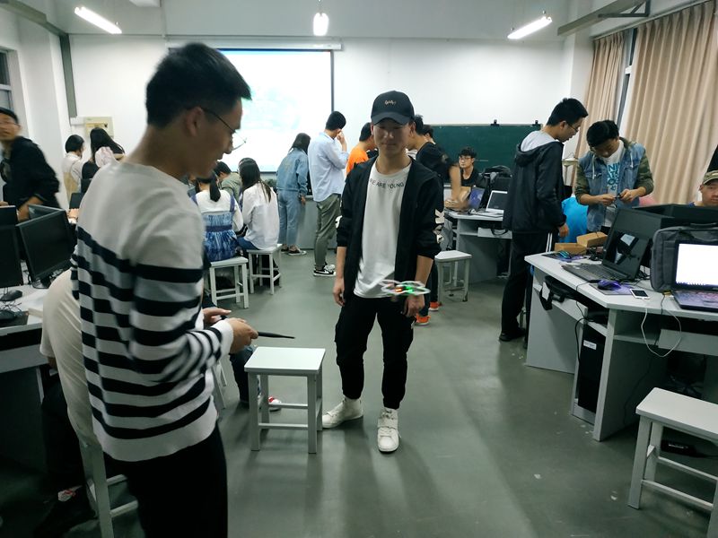 201905281559034425732677.jpg 学生调试四轴飞行器_副本.jpg