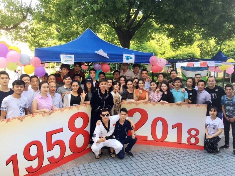 中亚留学生献礼母校60周年华诞.jpg