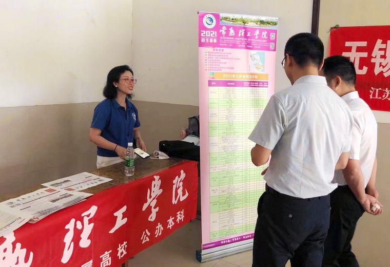 6月25日溧阳市南渡高级中学（数学与统计学院提供）.jpg