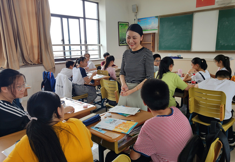 202010201603159195829614.jpg 在常熟市一中课堂上与学生交谈2.jpg