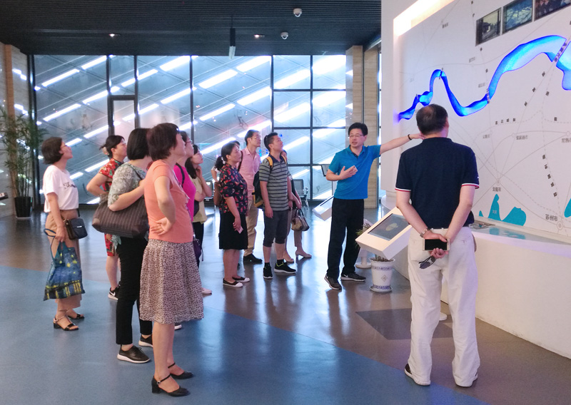 201806151529032492110024.jpg 参观通州城市展览(周书记等在模型前)2.jpg