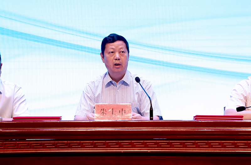 202109101631263490698563.jpg 校党委书记朱士中宣读我校教师获得的省市各项奖励名单.jpg