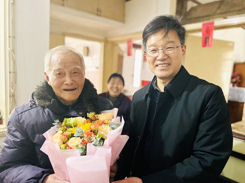 202401161705381754154526.jpg 张根华慰问朱培德.jpg