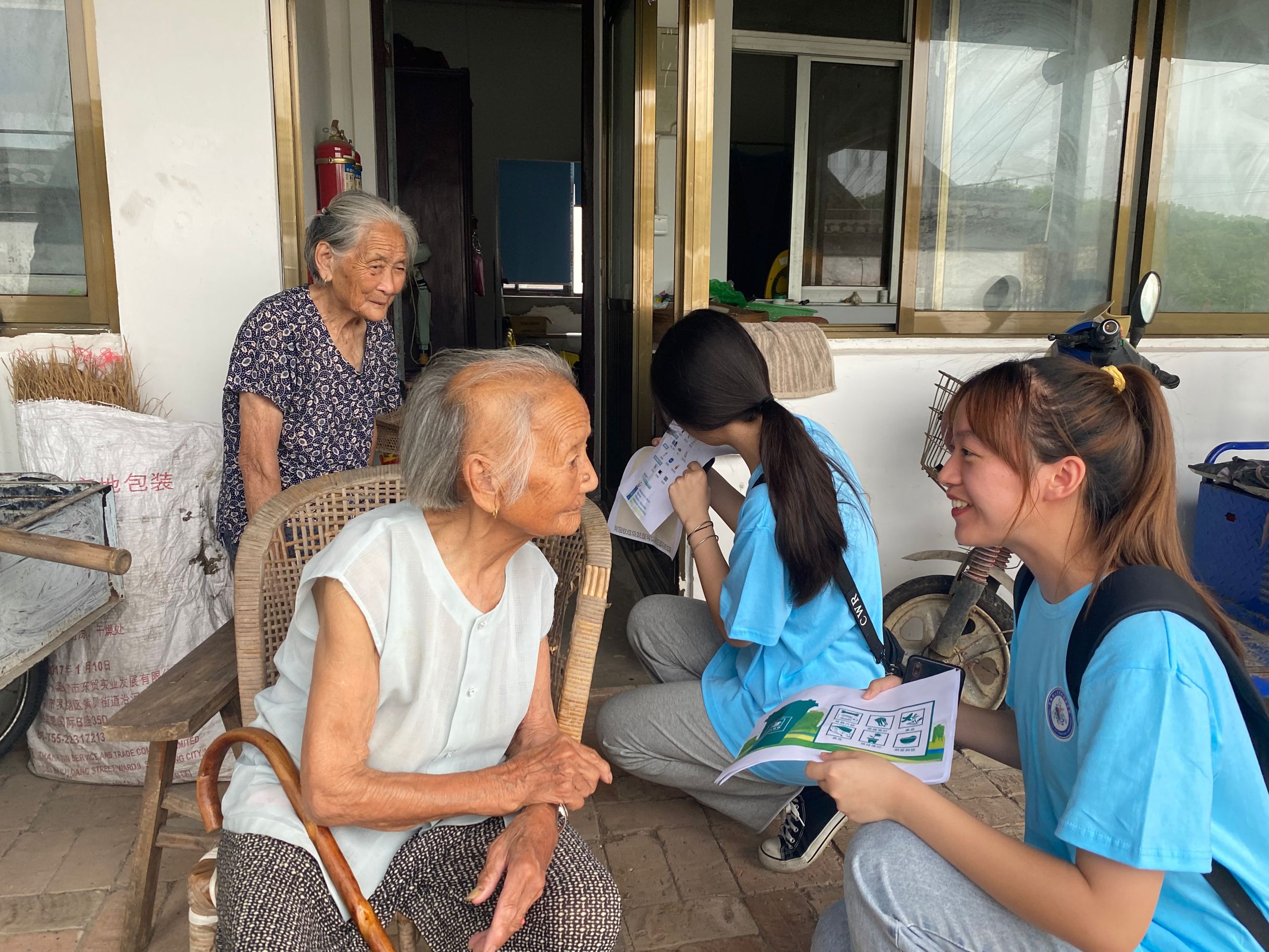 202107271627369688135450.jpg 外国语学院实践团在常熟沙家浜芦荡村的“暖心公寓”为老人进行垃圾分类、防诈骗等科普宣讲.jpg