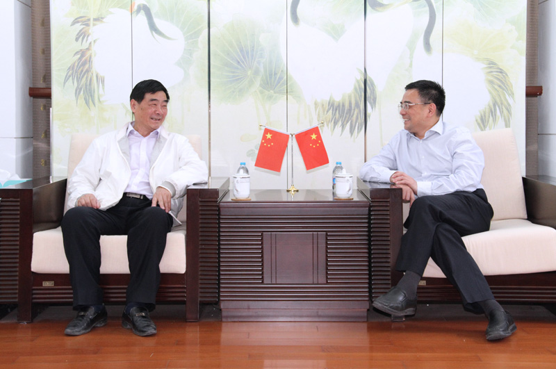 江作军校长和武汉大学财政金融研究中心主任吴培匀.jpg