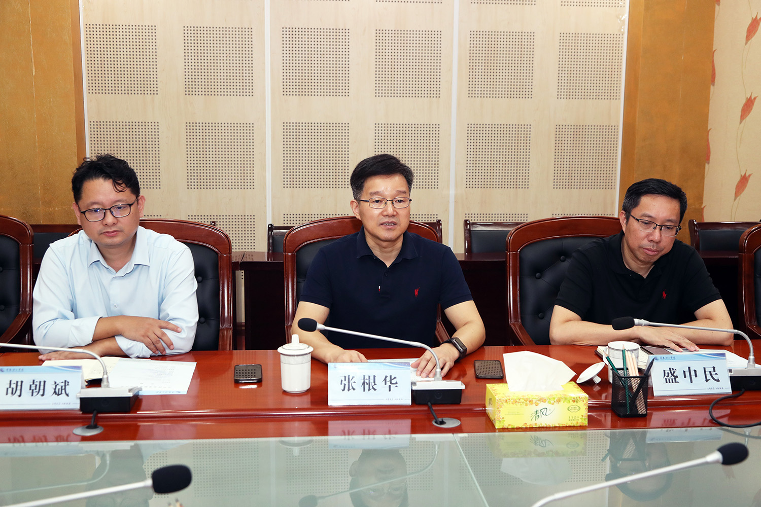 与会领导.JPG