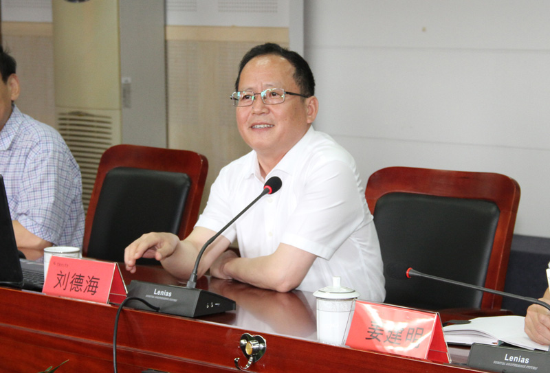 201806131528879636818259.jpg 江苏省社科联党组书记、常务副主席刘德海作报告.jpg