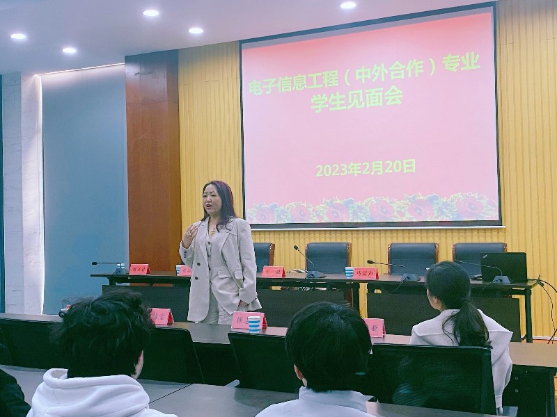 202302211676947157290918.jpg 王懿作专题讲座.jpg