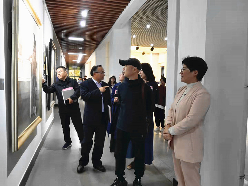 参观展出作品.jpg