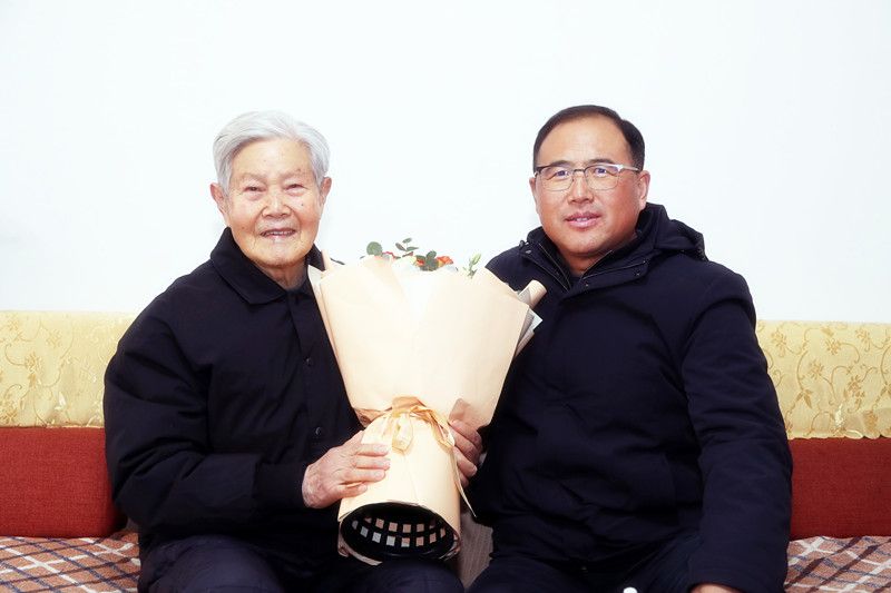 202401161705381117249513.jpg 王培君慰问杨坤元.jpg