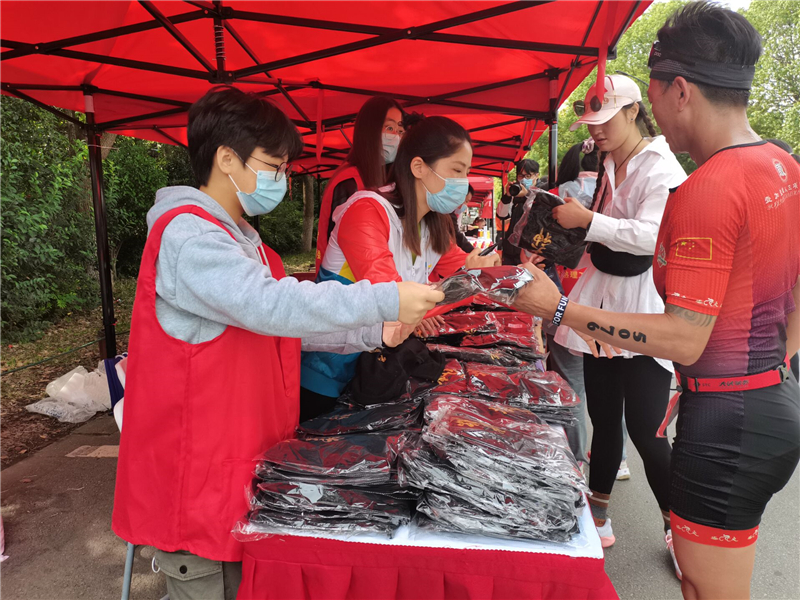 为参赛运动员发放纪念品.jpg
