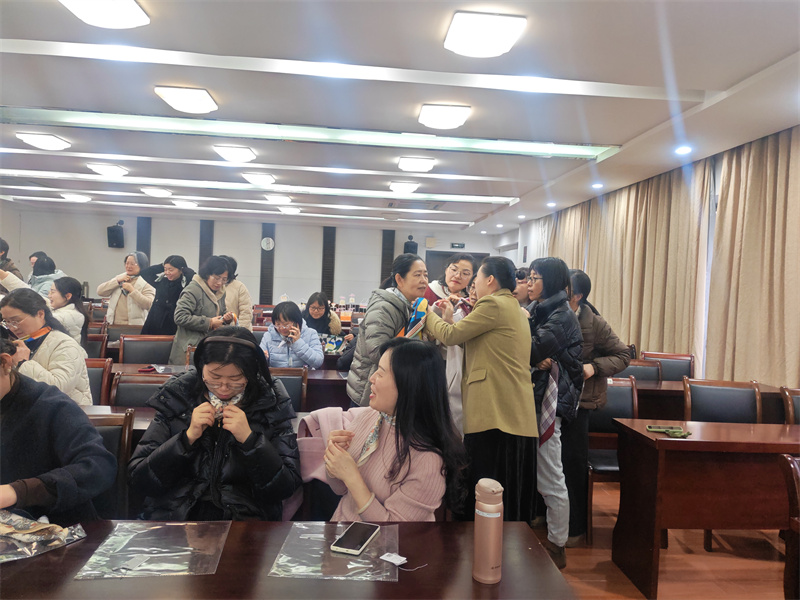 202503061741229687758808.jpg 2025丝巾搭配2.jpg