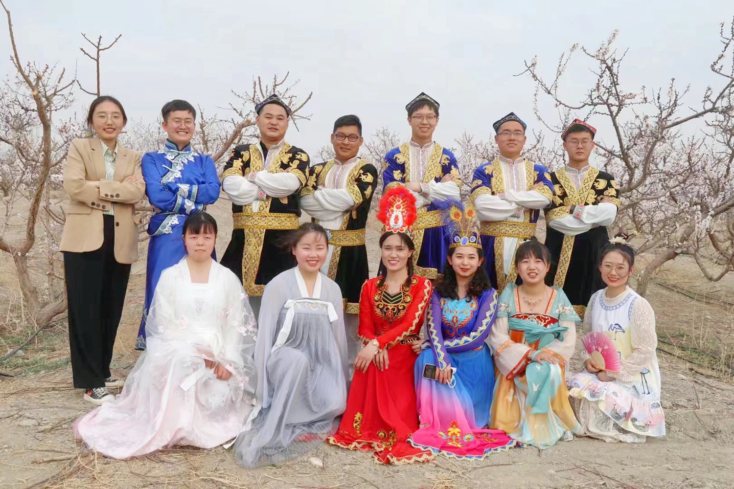202304211682084541393708.jpg 民族融合大学生赏花节_副本.jpg