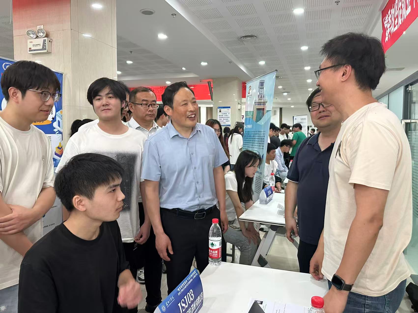 招聘会图1.jpg