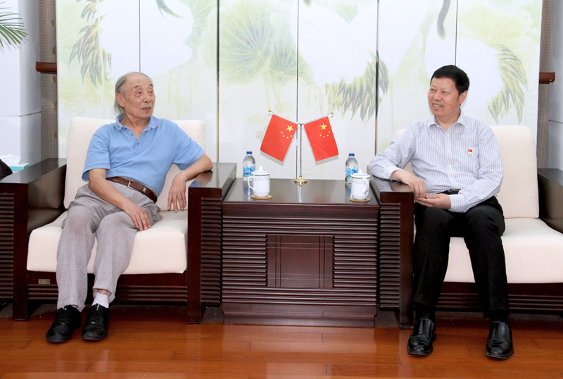 校党委书记朱士中和旺贵章教授亲切交谈.jpg