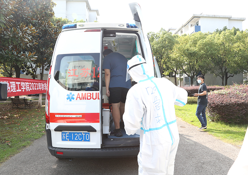202109301632989268698167.jpg 医护人员引领学生上救护车.jpg
