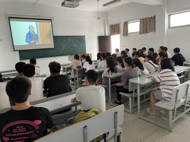 材料工程学院组织新生观看“开学第一课” (2).jpg