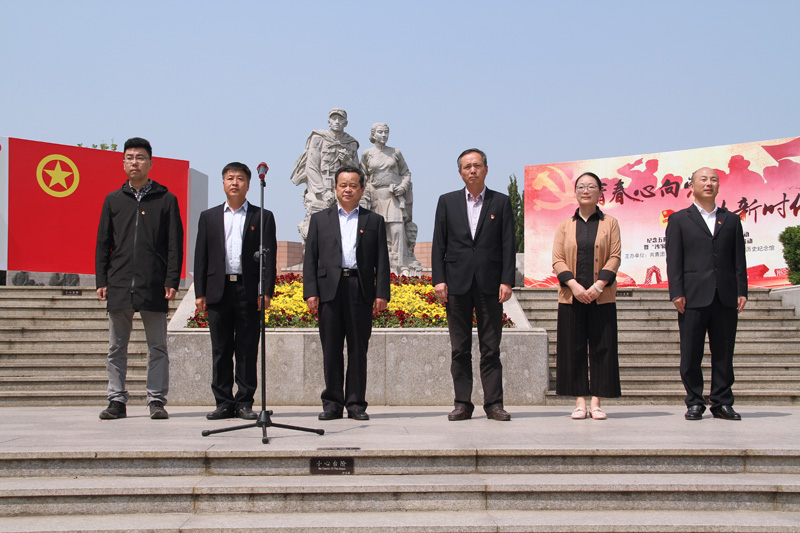 主席台与会领导.jpg