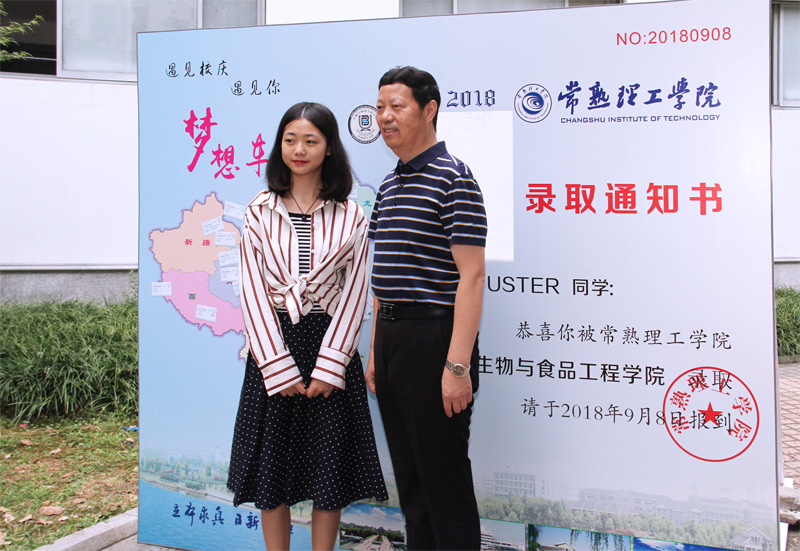 朱书记和新生在录取通知书前合影.jpg
