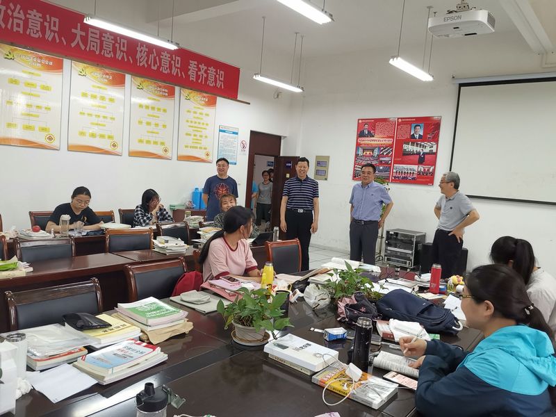 看望外国语学院复习考研学生2.jpg