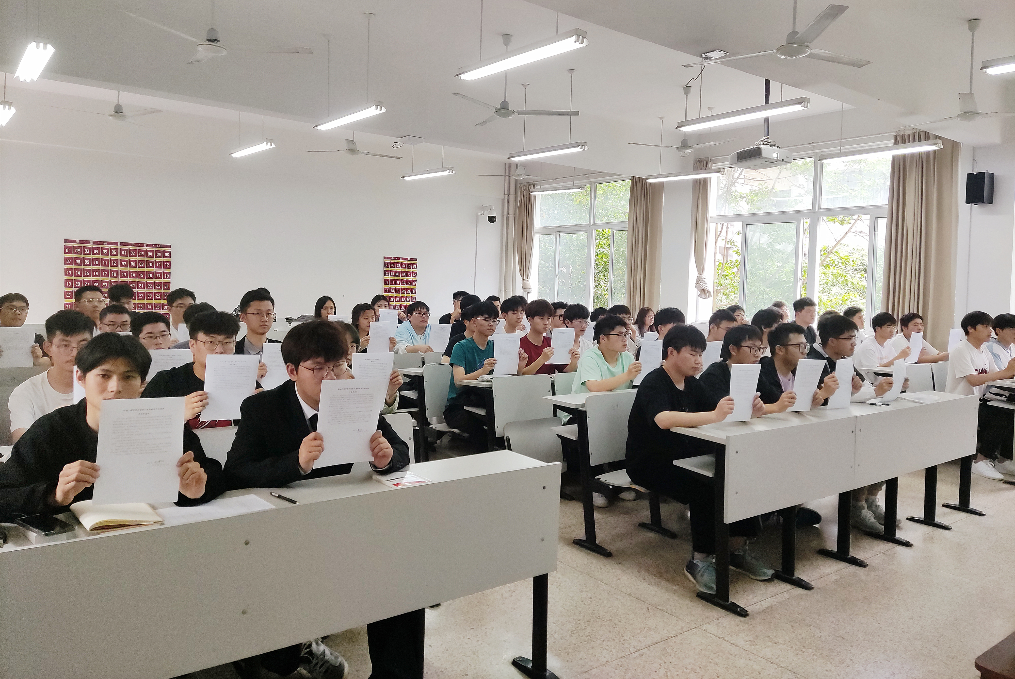 202304201681972941220385.jpg 2.签写学员承诺书.jpg