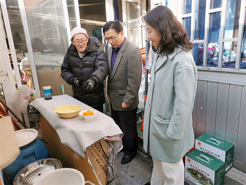 202201141642134056859780.jpg 外国语学院慰问退休教师施澄.jpg