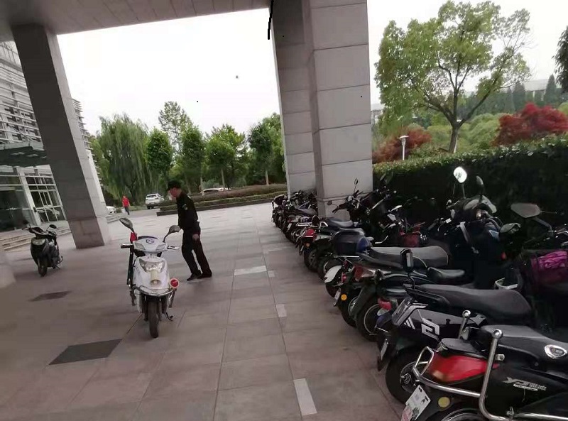 202106041622767172541965.jpg 巡逻队整理非机动车辆.jpg