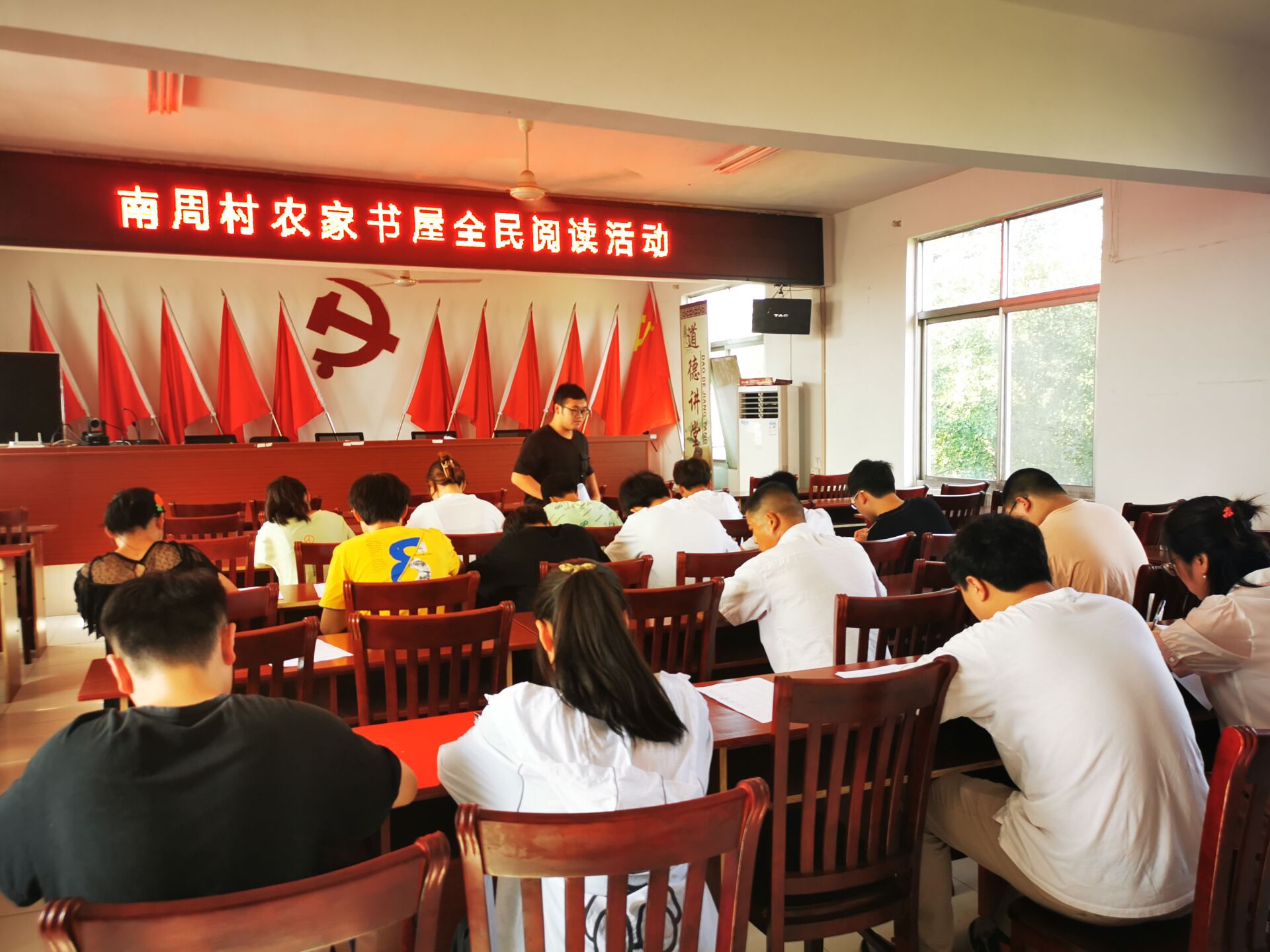 202108041628042741505069.jpg “青”心汇聚泰兴,返乡助力有我实践团的志愿者协助组织农家书屋全民阅读活动.jpg