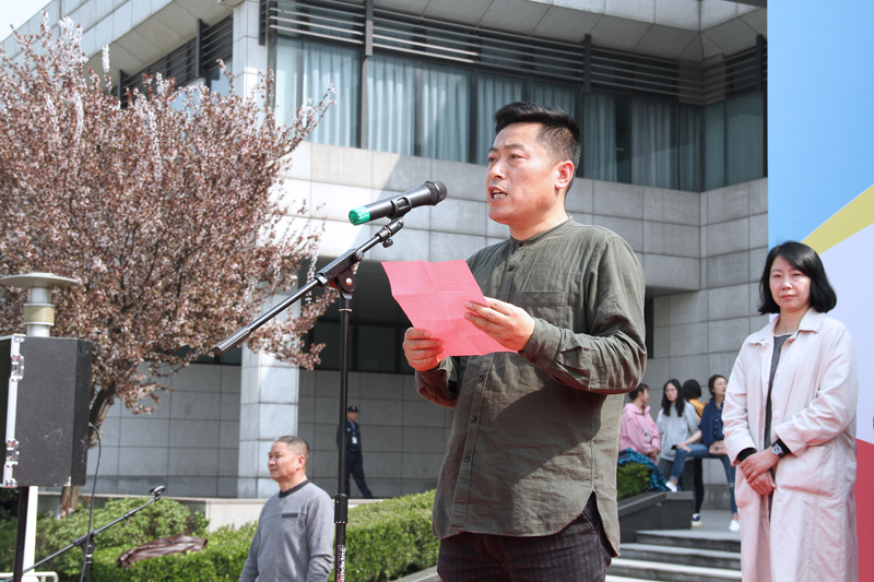 艺术与服装工程学院设计系主任郭玉良老师介绍校庆标志物和学校吉祥物设计思路.jpg