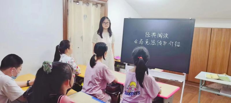 202208091660055796202343.jpg 生物与食品工程学院“与青少年共读《马克思传》”社会实践成员在无锡给小朋友讲述知识.jpg