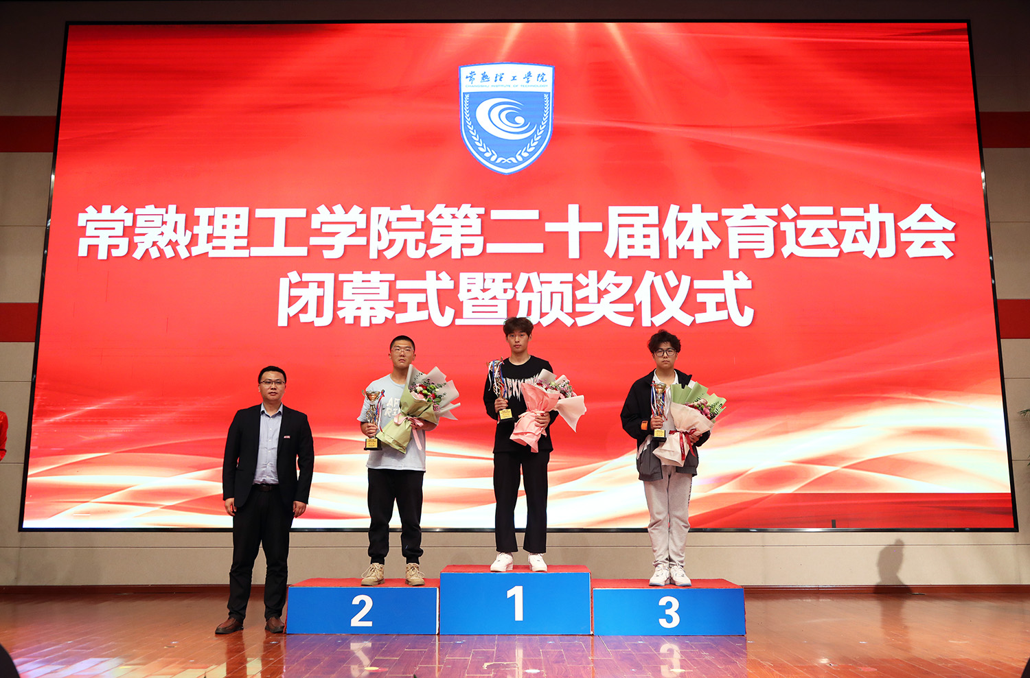 202310271698408856917547.jpg 5许广举副处长为排球比赛男子前3名颁奖1.JPG