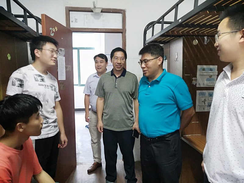 202009121599894913636290.jpg 材料工程学院领导走进宿舍看望2020级新生.JPG