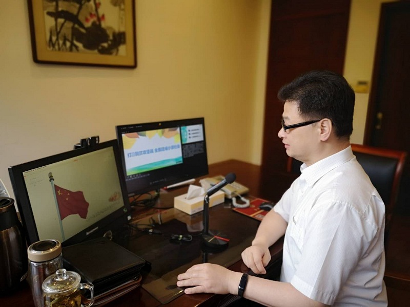 周书记给学生上课.jpg
