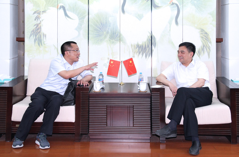 江作军校长和中国银行行长祁德元亲切交谈.jpg