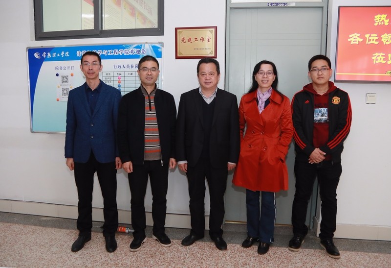 2党委副书记、副校长沈宗根在计算机科学与工程学院授牌.jpg