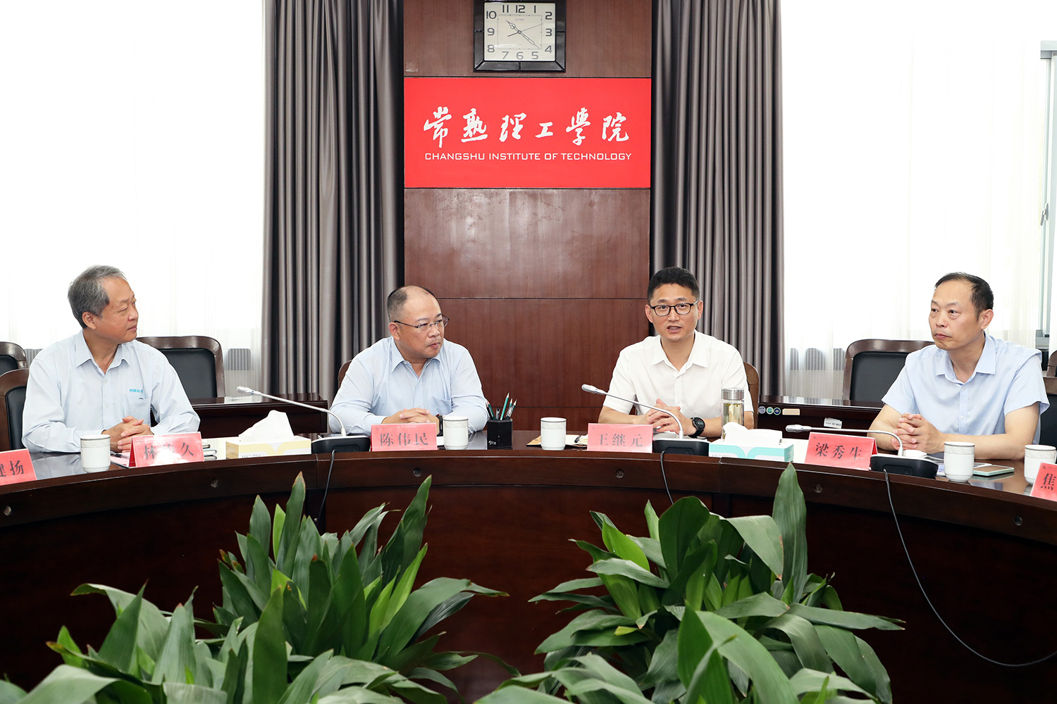 与会领导.JPG